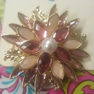 NWT Chloe & Ivy flower pin